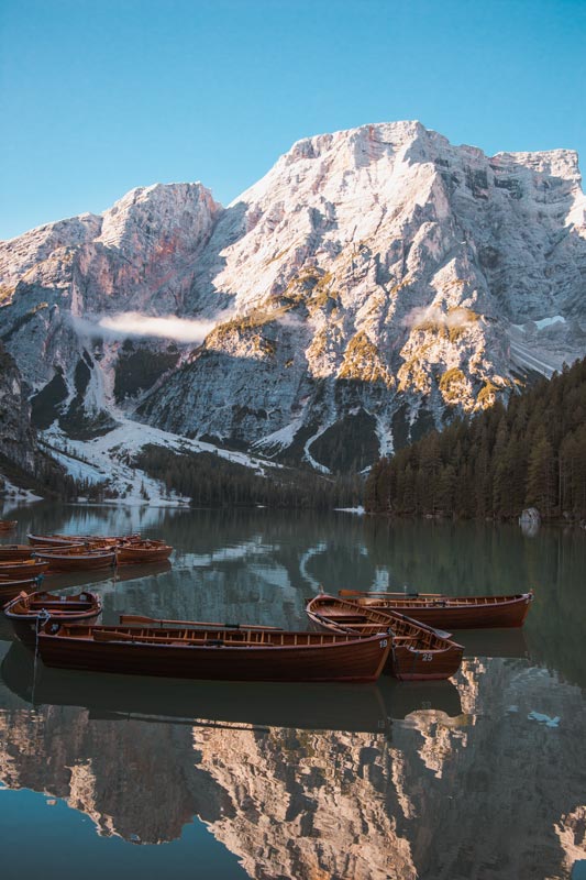Boote-liegen-ruhig-auf-dem-Pragser-Wildsee Boote liegen im Morgenlicht ruhig auf dem Pragser Wildsee