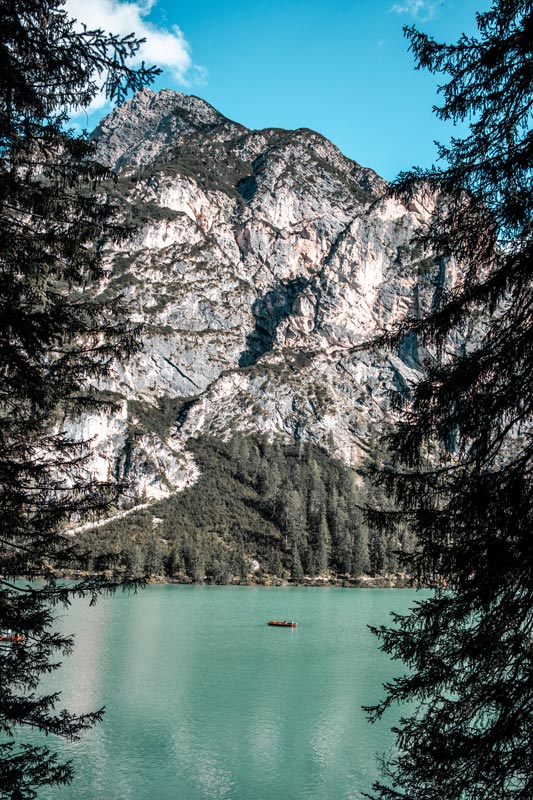 Pragser-Wildsee-einzelnes-Boot Einzelnes Boot teibt auf dem Pragser Wildsee