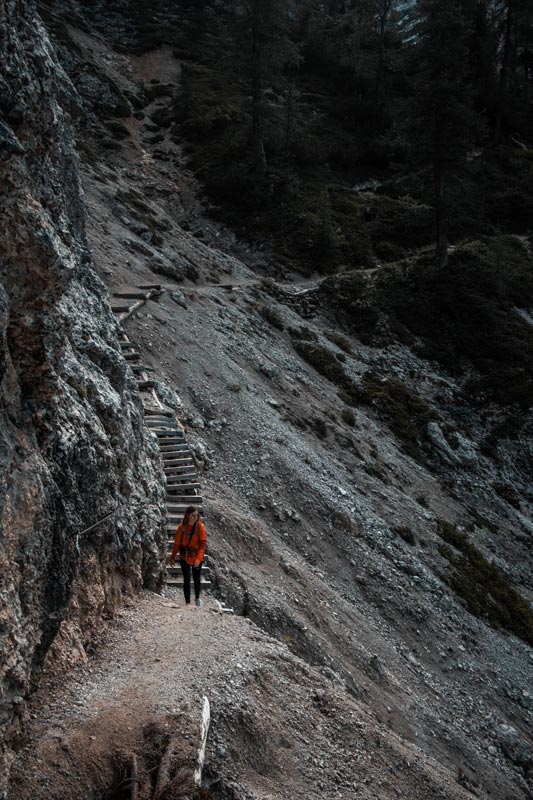 Schwere-Stelle-bei-Wanderung-zu-Seekofelalm Eine Anspruchsvolle Stelle bei der Wanderung zur Seekofelalm, die nur mit Brettern gesichert ist