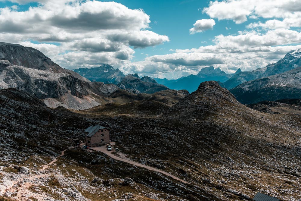 Seekofelalm-Pragser-Wildsee2 Ausblick über die Dolomiten mit der Seekofelalm im Vordergrund