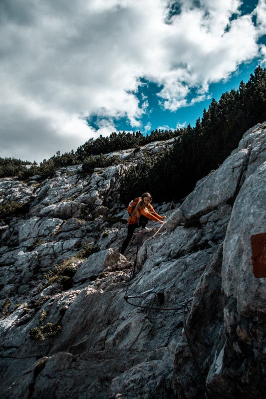 Wanderung-zur-Seekofelalm-Steilwand Chrissi klettert die Steilwand hoch