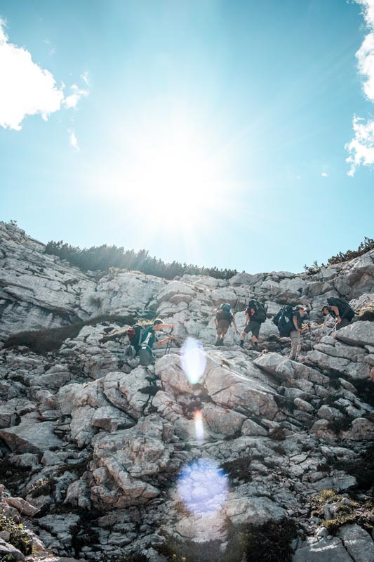 Wanderung-zur-Seekofelalm-Steilwand2 Einige Wanderer die mit uns die Steilwand bewältigen