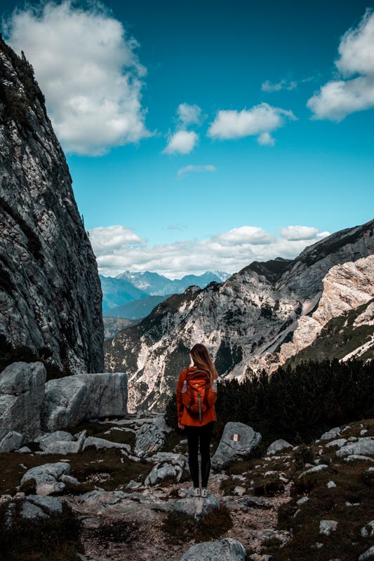 Wanderung-zur-Seekofelalm Chrissi blickt in die Ferne. Die Dolomiten erstreckentürmen sich im Hintergrund auf