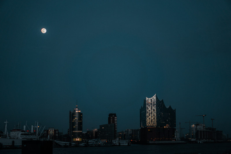 Hamburg_Elbphilharmonie_bei_Nacht Fotospot beim Elbtunnel mit Blick auf die Elbphilharmonie