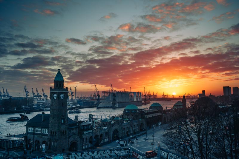 Landungsbrücken-Hamburg Fotospot an den Landungsbrücken mit Blick über den Hamburger Hafen bei Sonnenuntergang
