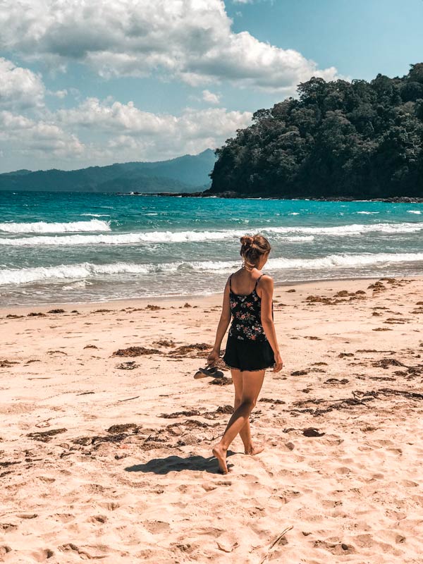 PuertoPrincessa_Strand Chrissi läuft an einem Strand entlang