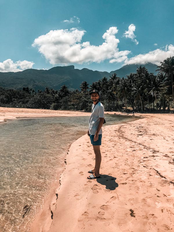 Strand_PuertoPrincessa Jules steht am Strand von Sabang bei Puerto Princess