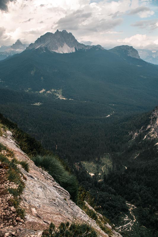 Abfallendes-Gelände-beim-Lago-DI-Sorapis Blick auf einen Berg von der schwierigen Stelle aus