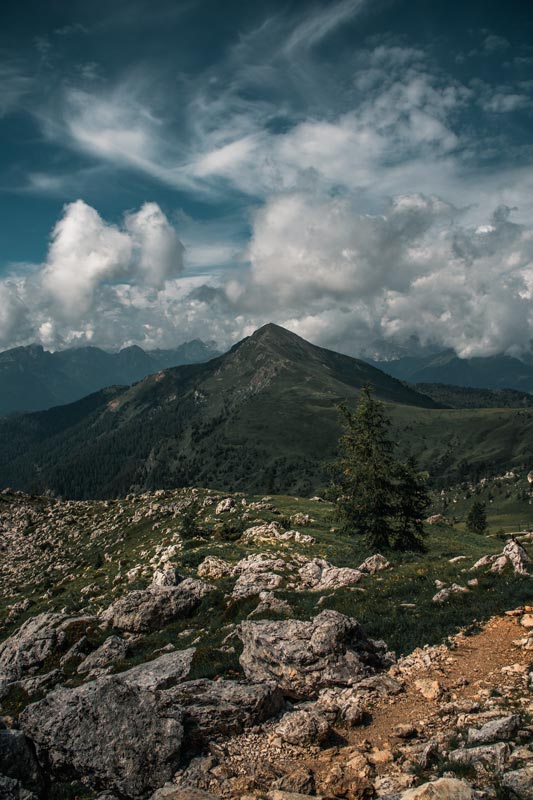 Ausblick-direkt-unterhalb-vom-Monte-Nuvolau