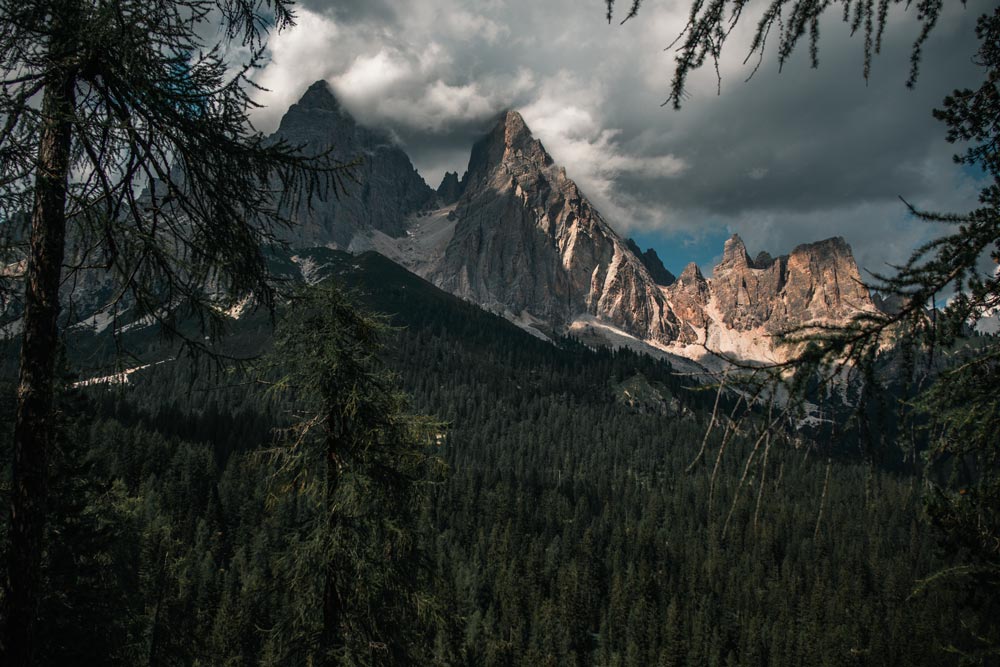 Ausblick-vom-Wanderweg-Lago-di-Sporapis Ausblick auf eine Gebirgskette vom Wanderweg aus