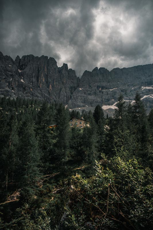 Blick-auf-Hütte-am-Sorapissee Endlich ist die Hütte am Lago Di Sorapis gut zu sehen