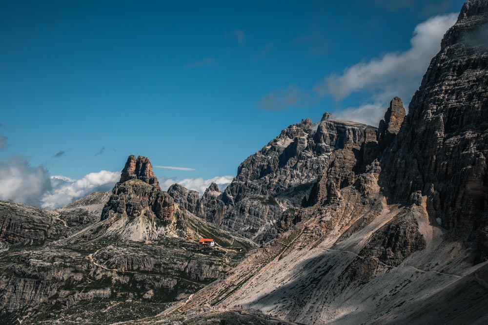 Blick-auf-die-Dreizinnenhütte-in-der-Ferne Blick auf den Wanderweg der direkt zur Dreizinnenhütte führt