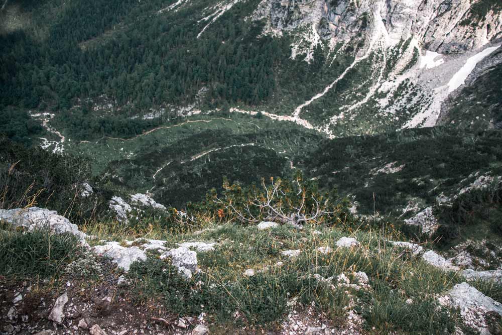 Blick-nach-unten-am-Lago-DI-Sorapis Blick entlang dem abfallenden Gelände