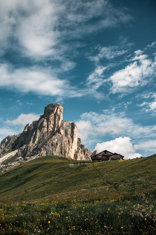 Blick-vom-Parkplatz-Passo-Giau-auf-Monte-Nuvolau