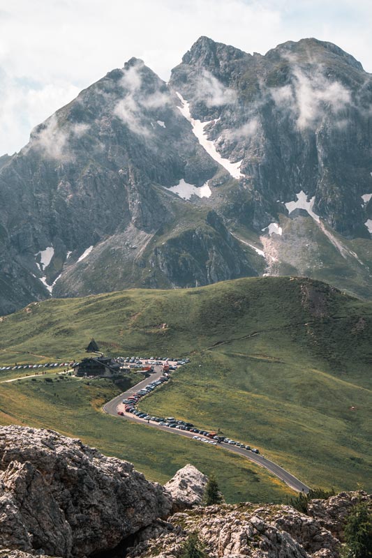 Blick-zurück-auf-Parkplatz-am-Passo-Giau