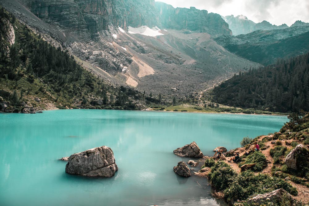 Fels-im-Lago-di-Sorapis Ausblick über den traumhaften, türkis-blauen Lago Di Sorapis