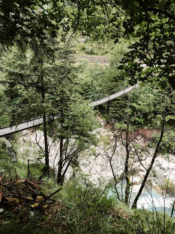 Haengebruecke_ueber_Große_Soca_Troege