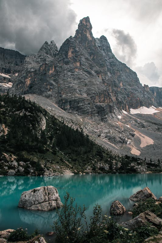 Lago-Di-Sorapis-Ausblick-mit-Gebirge Der Sorapissee leuchtet uns das erste mal entgegen