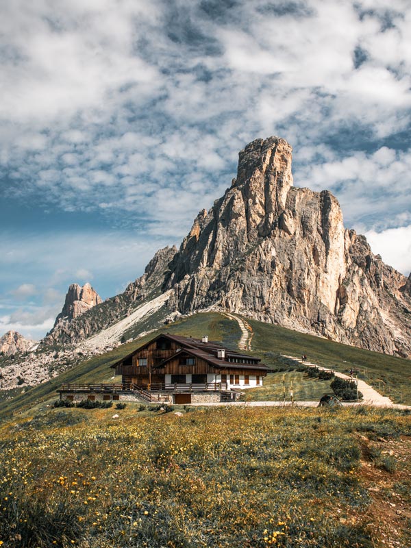 Passo-Giau-Ausblick Blick von Passo Giau auf Monte Nuvolau mit Alm im Vordergrund
