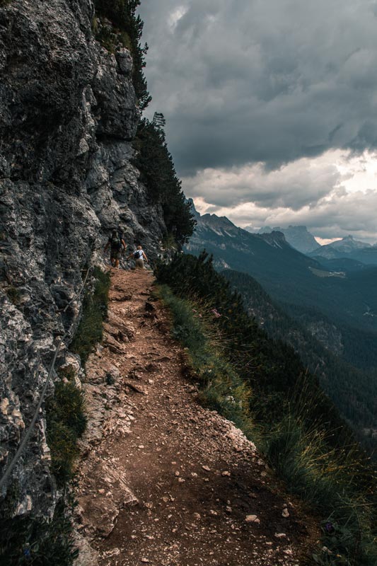 Schwieriges-Stück-auf-dem-Weg-zum-Sorapissee Wanderweg mit steil abfallendem Gelände auf der rechten Seite