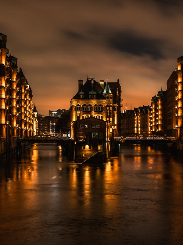 Wasserschloss-Hamburg Fotospot am Wasserschloss bei Nacht