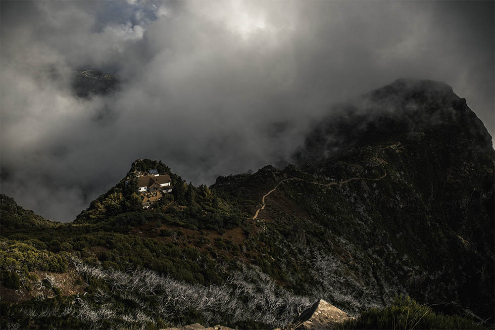 Blick vom Pico Ruivo auf die Hütte auf der wir gleich einkehren werden