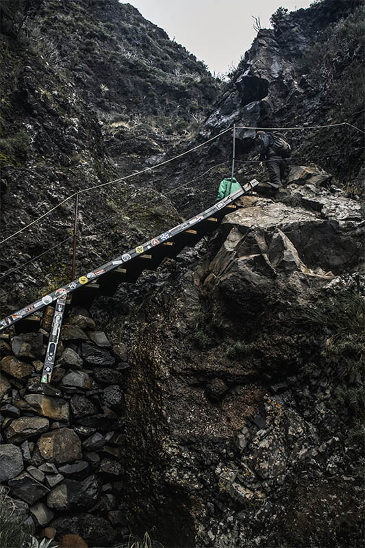 Über steile Treppen geht es immer höher