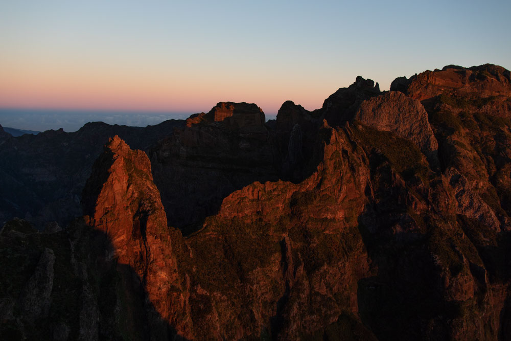 Die-Wanderung-vom-Pico-do-Arieiro-zum-Pico-Ruivo-erstrahlt-im-Sonnenlicht