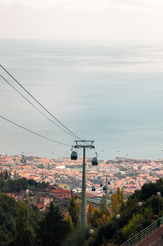 Madeira-Funchal-Seilbahn Die Seilbahn von Funchal führt über die komplette Stadt fast bis zum Meer