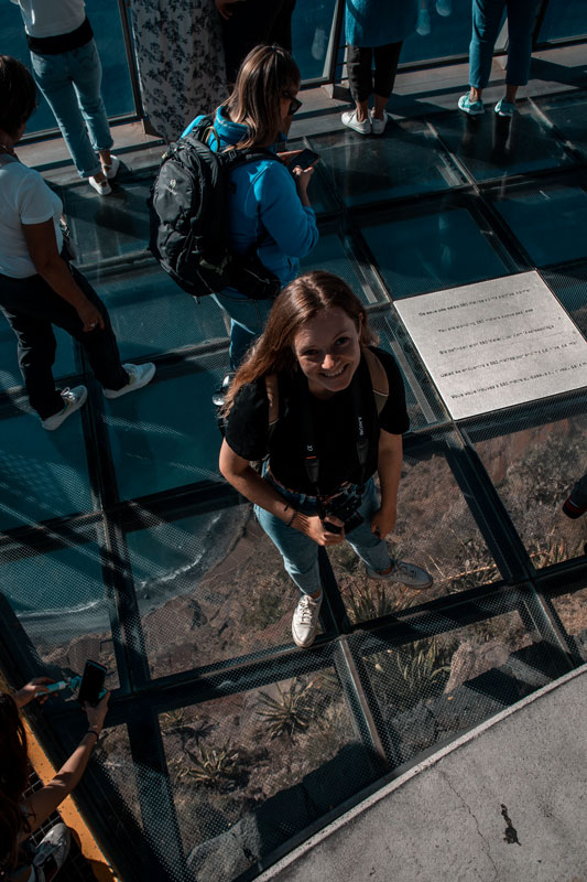 Cabo-Girão-Skywalk Chrissi steht auf dem Glasboden des Cabo Girão Skywalk auf Madeira