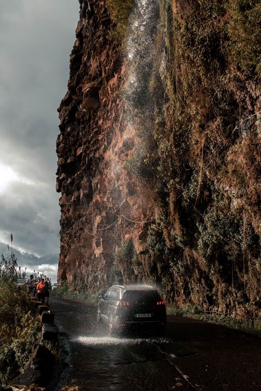 Cascata-dos-Anjos Ein Auto nutzt die Cassata dos Anjos auf Madeira als Waschanlage