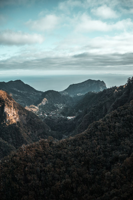 Levada-dos-Balcões Ausblick in ein Tal von der Levada dos Balcões auf Madeira