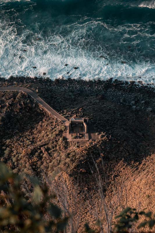 Miradouro-do-Teleférico-das-Achadas-da-Cruz Die Talstation der Seilbahn bei dem Miradouro do Teleférico das Achadas da Cruz auf Madeira liegt direkt unten am Meer
