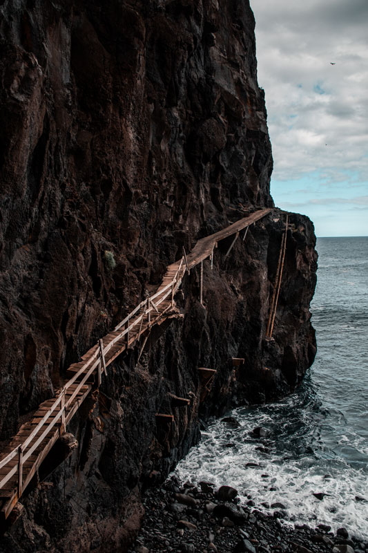 Ponta-de-São-Jorge Ein schwieriges Stück der Ponta de São Jorge ist nur mit Holzbalken gesichert