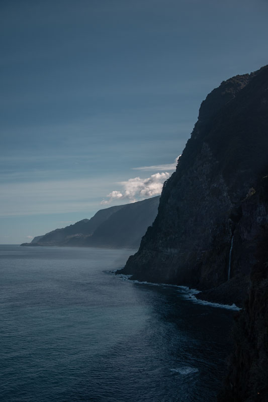 Ponta-do-Poiso Ein Wasserfall, der direkt im Meer mündet kannst du von der Ponta do Poiso sehen