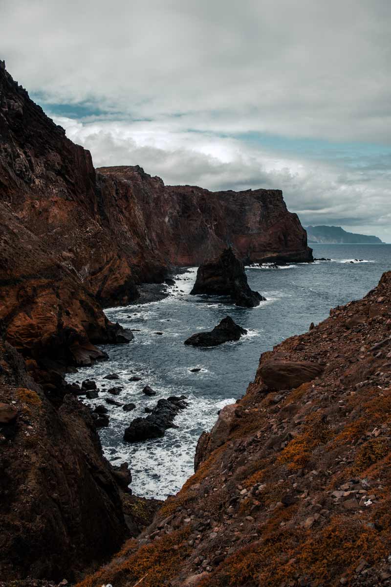Felsen-ragen-aus-dem-Meer-neben-den-Klippen-der-Ponta-de-São-Lourenço