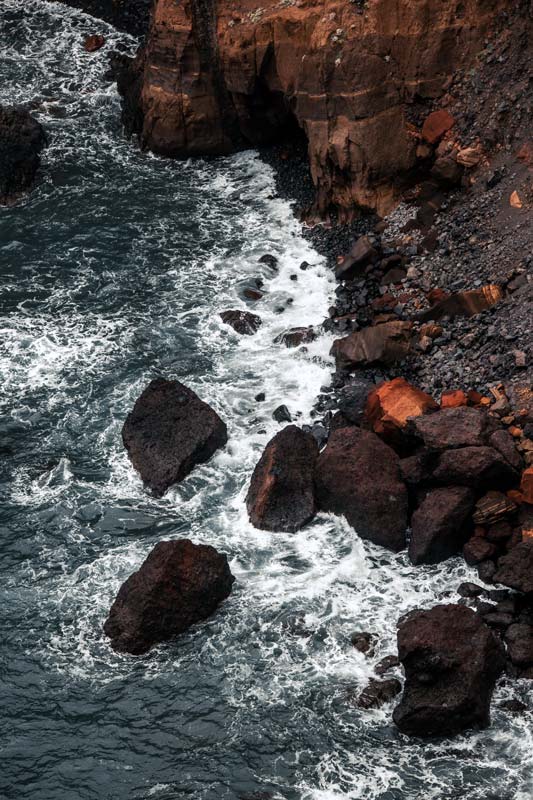 Wellen-brechen-an-den-Klippen-der-Ponta-de-São-Lourenço