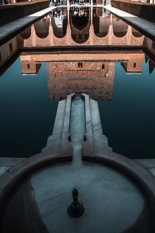 Tolle-Spiegelung-in-der-Alhambra-von-Granada