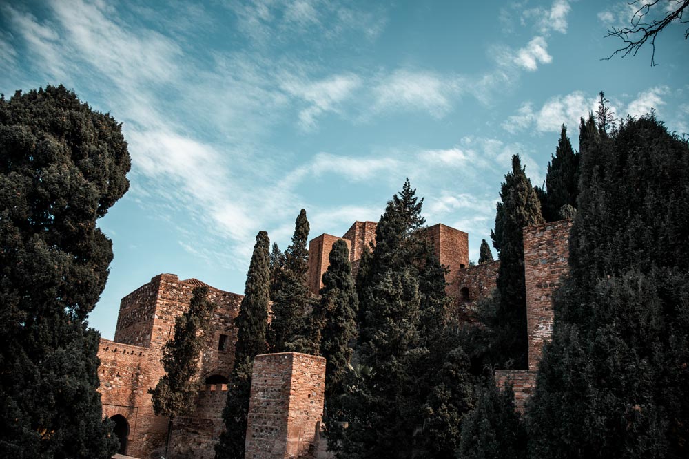Blick-entlang-der-Mauern-der-Alcazaba