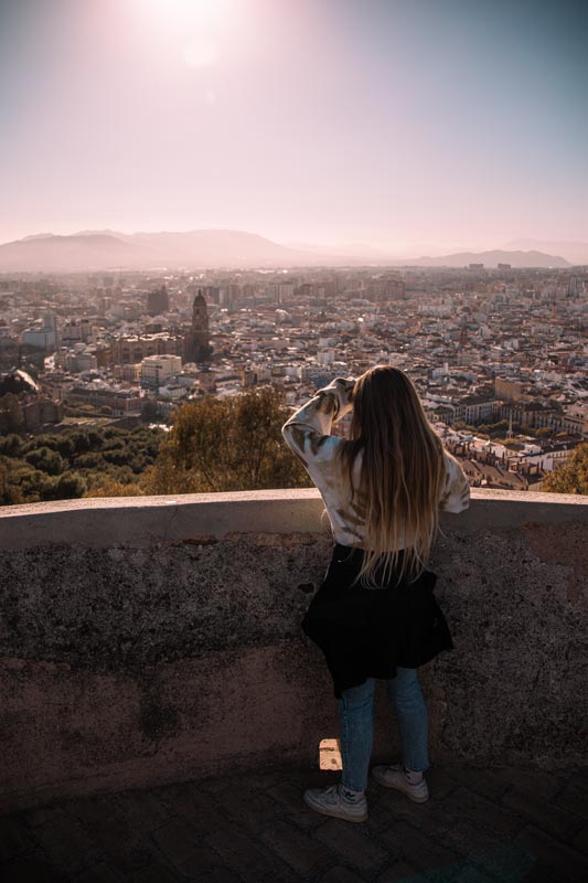 Chrissi-genießt-den-Ausblick-+ber-Malaga-von-der-Castillo-de-Gibralfaro-