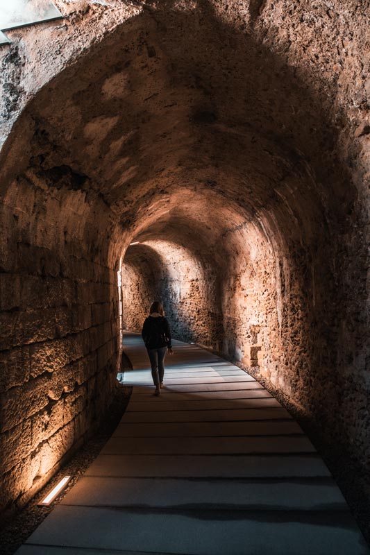 Chrissi-schlendert-durch-die-alten-Gänge-des-Teatro-Romano-de-Cádiz-