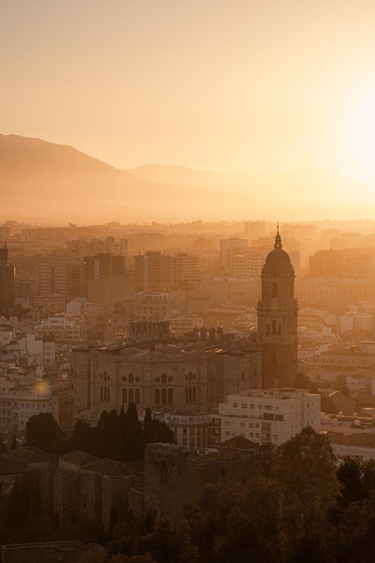 Die-letzten-Sonnenstrahlen-beleuchten-die-Kathedrale-von-Malaga