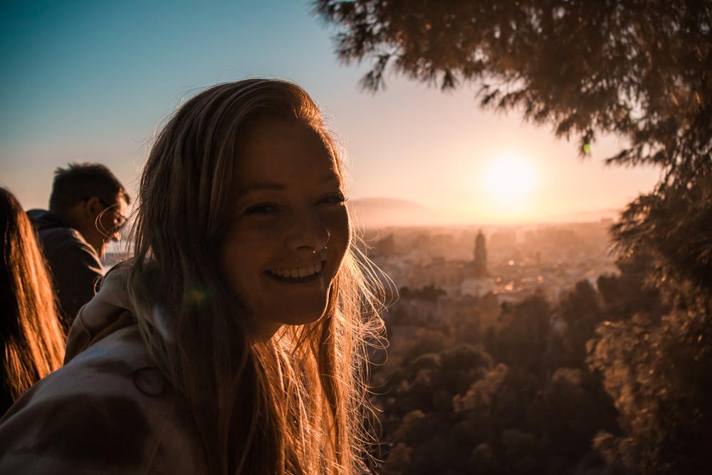 Wir-genießen-wie-die-Sonne-über-Malaga-untergeht