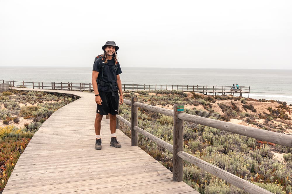 Wanderer auf dem schmalen Küstenpfad des Fischerwegs in Portugal