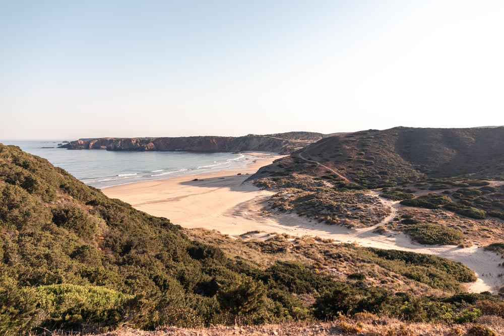Naturbelassene Strände entlang des Fischerwegs in der Algarve