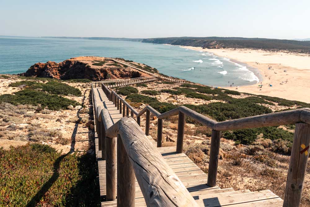 Blick auf einen schmalen Pfad des Fischerwegs zum Bordeira Beach
