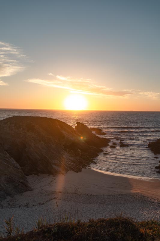 Küstenlandschaft entlang des Fischerwegs bei Sonnenuntergang