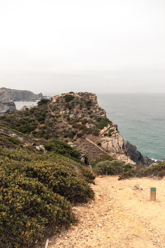 Wegmarkierung auf dem Fischerweg Portugal mit Meer im Hintergrund