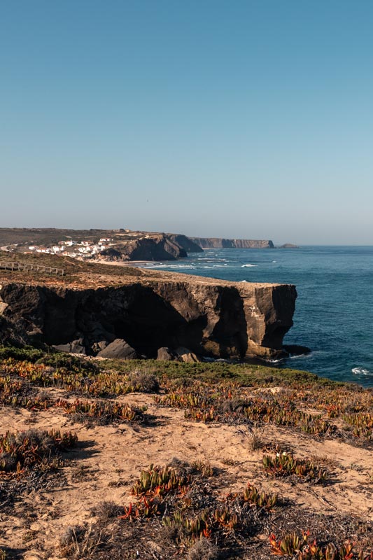 Dramatische Felsküste am Fischerweg Portugal bei Arrifana