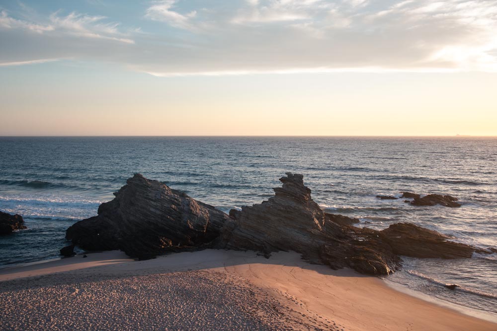 Felsformation am Strand bei Sonnenuntergang auf dem Fischerweg